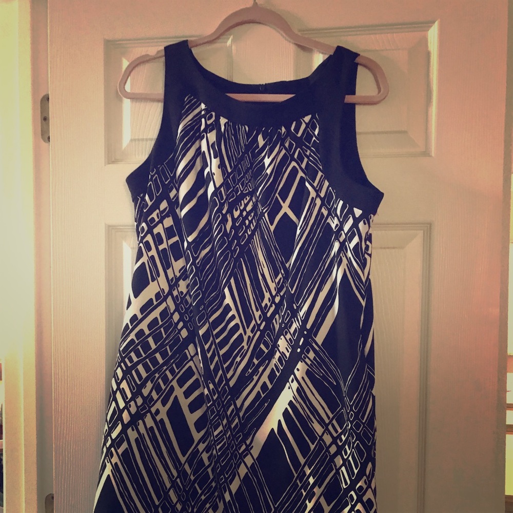 COPY - - Women’s dress - Adorable back and white sheath dress